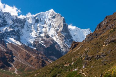 Himalaya dağlarıyla çevrili Thame köyündeki Tibet manastırı Everest ana kampında Nepal, Asya 'da yürüyüş yapıyor.