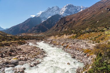 Taze dere nehri ve Kongde dağı zirvesi, Himalaya dağları Everest ana kampı yürüyüş rotası, Nepal, Asya