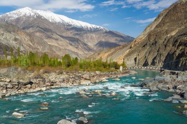 Güzel Ghizer nehri ve ahşap asma köprü ile çevrili Hindu Gush dağları, Gilgit Baltistan, Pakistan, Asya