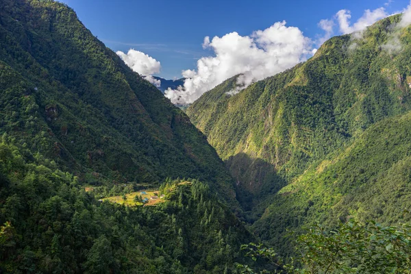 尼泊尔珠穆朗玛峰地区被喜马拉雅山环绕的小村 — 图库照片