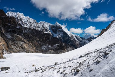 Chola, Asya, Nepal 'deki Himalaya dağları sırasındaki Everest milli parkındaki Dzongla ve Gokyo köyleri arasındaki yüksek dağ geçidini geçer.