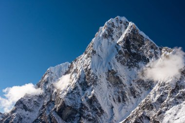 Bir sabah Dzongla köyünden Cholatse dağ zirvesi manzarası, Himalaya dağları Everest ana kampı yürüyüş rotası, Nepal, Asya