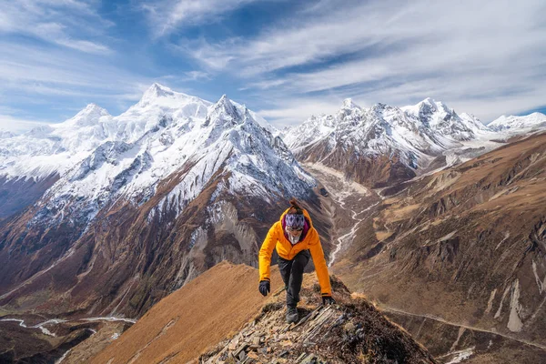 Genç Asyalı kadın yürüyüşçü Samdo Ri bakış açısının zirvesinde, Himalaya dağlarındaki Manaslu yürüyüş rotası, Nepal, Asya