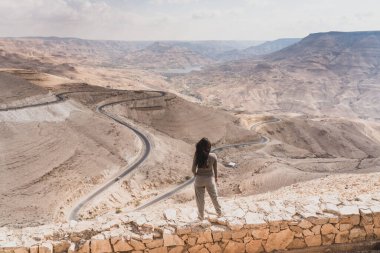 Genç Asyalı kadın gezgin Jodan Platosu, Jodan, Arap, Asya 'nın dağ yolu ve kanyon manzarasına bakıyor.