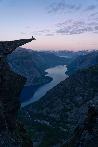 노르웨이 스칸디나비아 스칸디나비아 계절에 아름다운 해돋이를 산기슭에 트레커 — 스톡 사진