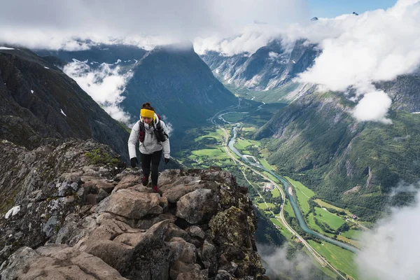 斯堪的纳维亚 亚洲女性徒步旅行者和旅行者在罗斯达拉根远足小径的狭窄山脊上行走 — 图库照片