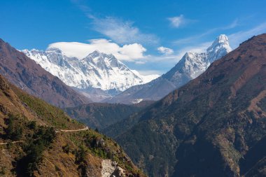 Himalayalar Everest, Nuptse, Lhotse ve Ama Dablam, Nepal, Asya da dahil olmak üzere Everest ana kampı boyunca uzanan sıradağlardır.