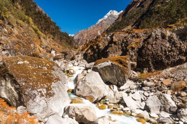 Dağlar ve Mera bölgesinde küçük akarsu manzarası, Himalaya dağları Nepal, Asya 'da sıralanır.