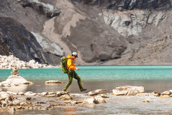 Sırt Çantalı Genç Asyalı Yürüyüşçü Manaslu Pist Birendra Gölü Nden — Stok fotoğraf