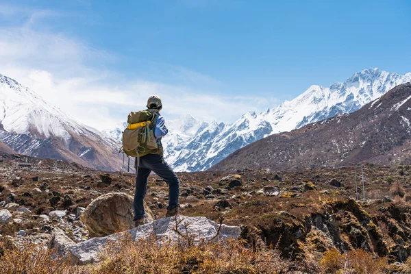 Sırt Çantalı Genç Asyalı Yürüyüşçü Langtang Vadisi Nde Nepal Asya — Stok fotoğraf