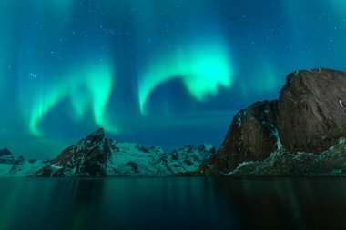 Aurora borealis ya da Kuzey ışığı Lofoten adasındaki Hamnoy köyü üzerinde Nordland, İskandinavya, Avrupa