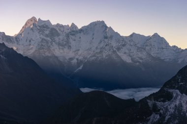 Himalaya Dağları 'nın güzel manzarası Kangtega ve Thamserku' yu da kapsıyor Gokyo Ri bakış açısından, Nepal, Asya