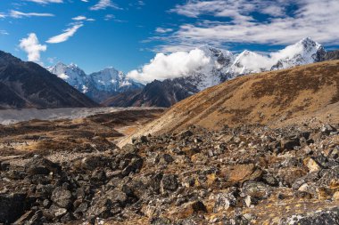 Nepal, Asya 'daki Himalaya Dağları' ndaki Everest ana kampına doğru yol alıyoruz.