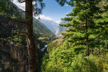 Himalaya dağlarının Manaslu çevre yolu, Nepal, Asya 'daki güzel manzarası