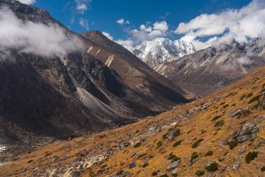 Himalaya dağlarının manzarası Lumde köyünden Renjo la pass 'ı geçtikten sonra Everest ana kampı Nepal, Asya' da yürüyüş rotası.