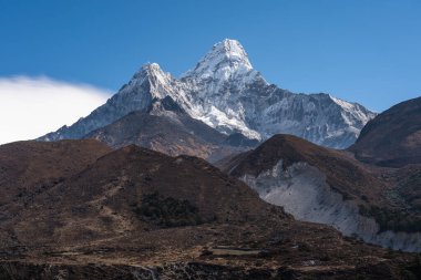 Ama Dablam dağı zirvesi, Himalaya dağları sıradağları, Nepal, Asya 'daki Everest ana kampının en ünlü tepe yolu.