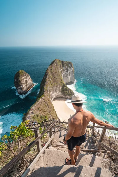 모자를 아시아 해변으로 걸어가는 아시아 여행자 — 스톡 사진