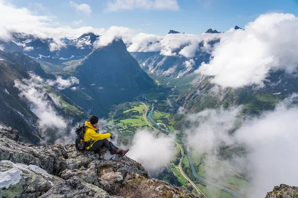Genç Adam Oturuyor Romsdalseggen Dağlarına Bakıyor Norveç Skandinavya Avrupa — Stok fotoğraf
