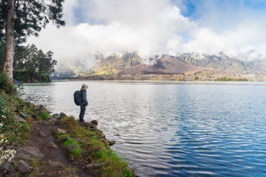 Rinjani aktif volkan dağı, Lombok adası, Endonezya, Asya 'da Anak Gölü yakınlarında duran Asyalı bir yürüyüşçü.