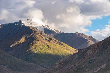 Himalaya Dağları Zanskar Vadisi 'nde güzel yaz mevsiminde Ladakh Bölgesi, Kuzey Hindistan, Asya