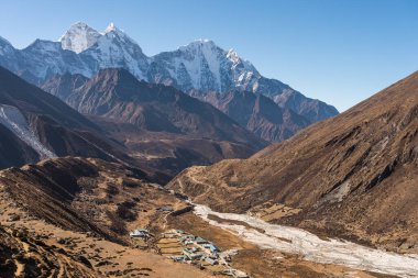 Arkasında Kangtega ve Thamserku zirvesi olan Feriche köyü. Everest 'in ana kampında bir köy yürüyüş rotasında. Himalaya Dağları Nepal, Asya 'da