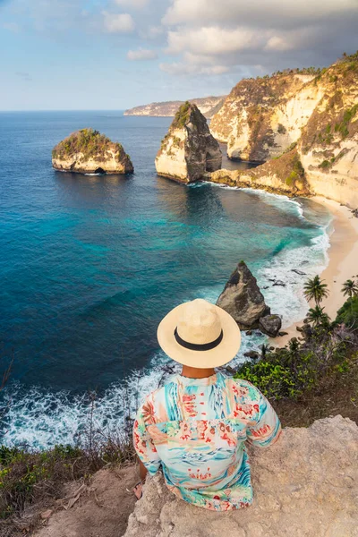 Fiatal Utazó Sziklán Keresi Diamond Beach Egy Reggel Nusa Penida — Stock Fotó