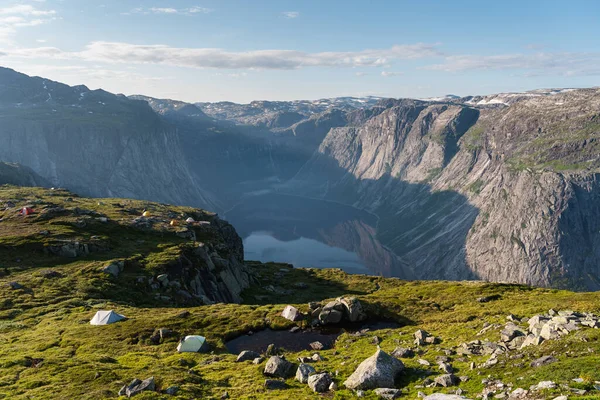 欧洲斯堪的纳维亚 位于挪威奥达西部特罗尔通加悬崖之间的山丘上的营地 — 图库照片