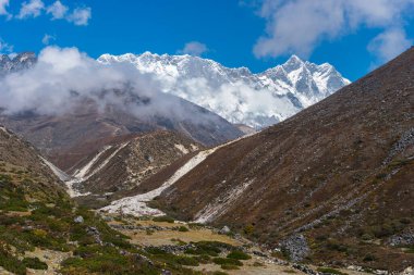 Lhotse ve Nuptse dağlarının zirvesi Everest 'in ana kamp yürüyüş rotasından görünüyor. Himalaya Dağları Nepal, Asya 'da