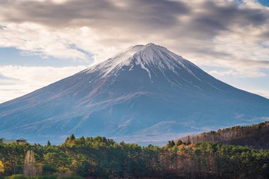 Fujisan aktif volkan dağı, Japonya 'nın en yüksek dağı Kawaguchiko Gölü' nden güzel bir sabah manzarası, Japonya, Asya