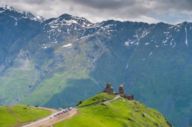 Gergeti Trinity Kilisesi, Gürcistan Ortodoks Kilisesi Kazbegi vadisinde dağın tepesinde Gürcistan, Asya 'daki Kafkas dağlarıyla çevrili.