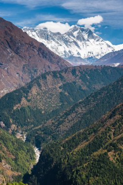 Everest, Lhotse ve Nuptse dağlarının zirve manzarası Everest 'in ana kamp yürüyüş rotasından Himalaya dağları Nepal, Asya' da.