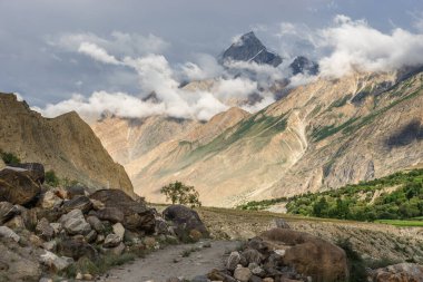 Yaz mevsiminde Askole Köyü 'ne giden yol. Karakoram dağları, Pakistan ve Asya 'da K2 dağ ana kamp yürüyüş rotasında köy başlatılıyor.