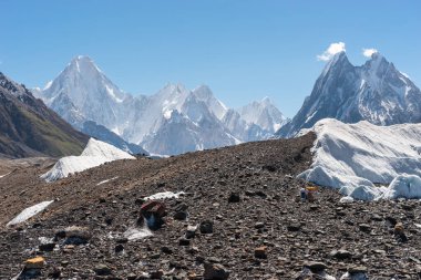 Karakoram 'daki Gasherbrum dağ kitlesi Goro II kamp alanından, yaz mevsiminde K2 ana kamp yürüyüş rotasından Pakistan ve Asya' ya kadar uzanır.