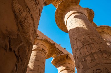 Karnak tapınağında hiyeroglifli taş sütun, Luxor şehrinde dünyanın en büyük tapınağı, Yukarı Mısır, Afrika