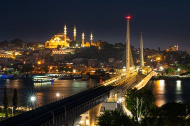 İstanbul 'un güzel şehir manzarası geceleyin, Türkiye, Avrupa