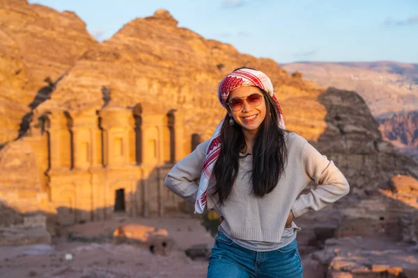 Ung Glad Asiatisk Resenär Står Framför Klostret Eller Dier Petra — Stockfoto