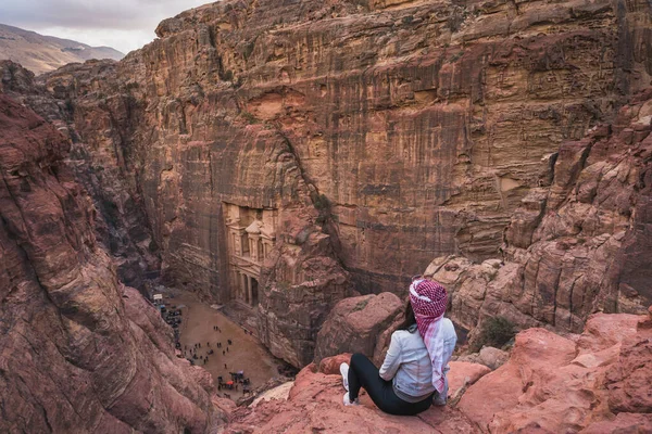 Žena Cestovatel Sedí Skále Pohledu Petra Zříceniny Starobylé Město Nabatean — Stock fotografie