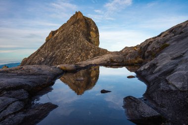 Victoria 'nın yansıması ya da Kinabalu dağlarının zirvesi sabah eyaleti Borneo adası, Malezya, Asya