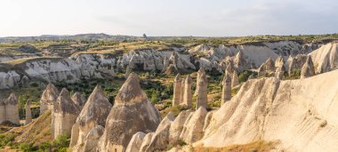 Aşk Vadisi 'nde güzel bir sabah, Kapadokya' da Goreme kasabası, Orta Anadolu, Asya. Panoramik pankart bölümü