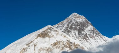 Everest dağ zirvesi, dünyanın en yüksek zirvesi deniz seviyesinden 8,848 metre yükseklikte Himalayalar dağ sırası, Nepal, Asya. Panoramik pankart bölümü