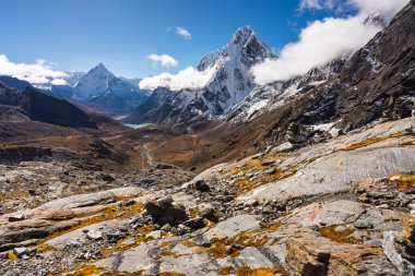 Ama Dablam dağı zirvesi, Everest bölgesinin en güzel zirvesi Chola Geçidi, Himalaya dağları, Nepal, Asya