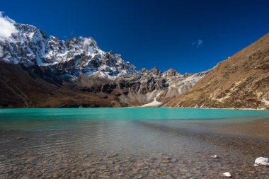 Gokyo Gölü 'nün sabah manzarası çok güzel. Himalaya dağları, Everest 'in ana kampında Nepal, Asya' da yürüyüş rotasında.