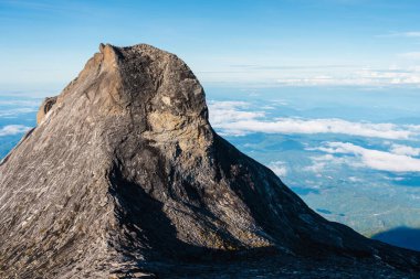 Zafer ya da Gorilla dağı zirvesi, Malezya 'nın Sabah Eyaleti, Malezya' da yer alan Borneo adasındaki Kinabalu Dağı 'nın alçak tepesinden görülmektedir.