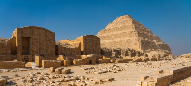 Kral Netjeryhet Djoser Zoser 'in en eski piramidi. Panoramik pankart bölümü, Saqqara Mısır