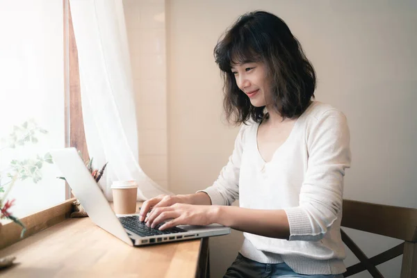 아시아 여성이 노트북 컴퓨터와 회의를 있습니다 얼굴을 여성이 집에서 일하고 로열티 프리 스톡 사진