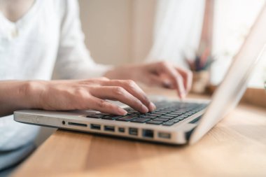 Bilgisayarla çalışan ve bulanık geçmişi olan internet bilgilerini arayan kadınların ellerini kapat. Teknoloji sektörü ve sosyal uzaklık kavramı. Bangkok, Tayland