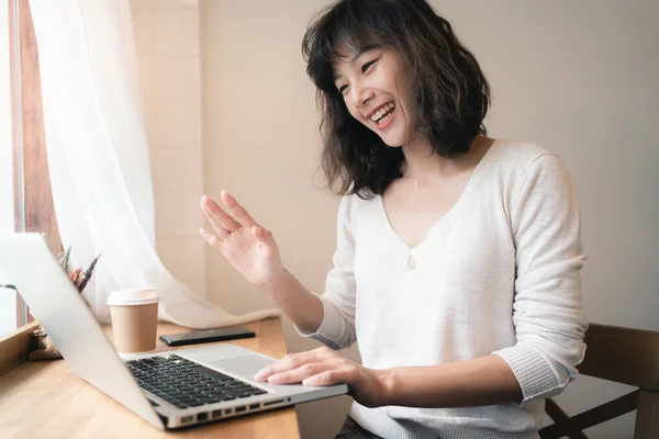 Mladá Asijská Žena Pracující Videokonference Notebookem Šťastná Žena Usměvavou Tváří Stock Snímky