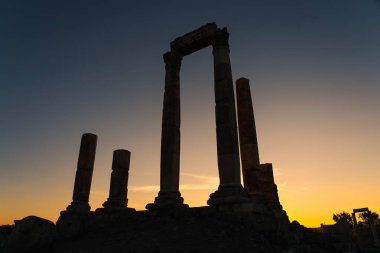 Amman Kalesi, harabe ve antik Roma mimarisi ve şehir Amman 'da dağın tepesinde akşam üstü, Ürdün, Asya