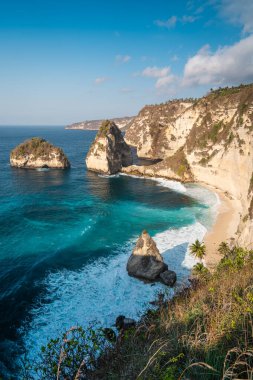 Diamond Sahili 'nin sabahki güzel manzarası. Yaz mevsiminde Bali adası yakınlarında Nusa Penida, Endonezya, Asya