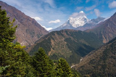 Ama Dablam dağı zirvesi, Everest 'in ana kamp yürüyüş rotasındaki en ünlü tepe, Himalaya dağları Nepal, Asya' da.